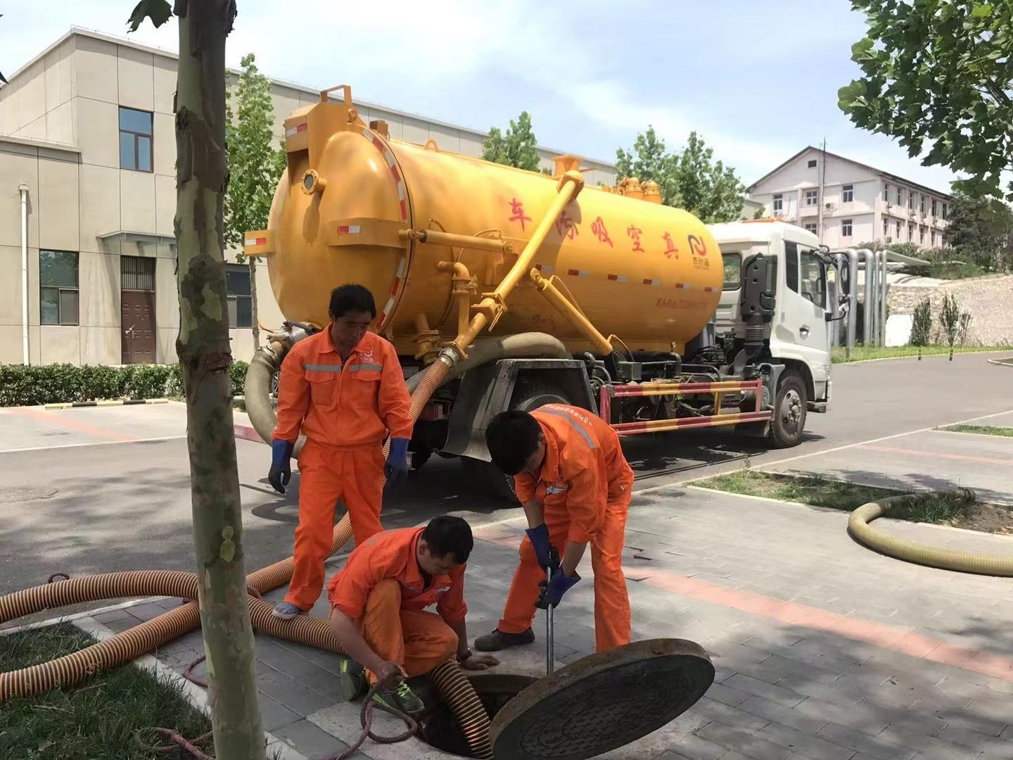 禹会管道疏通车停在窨井附近