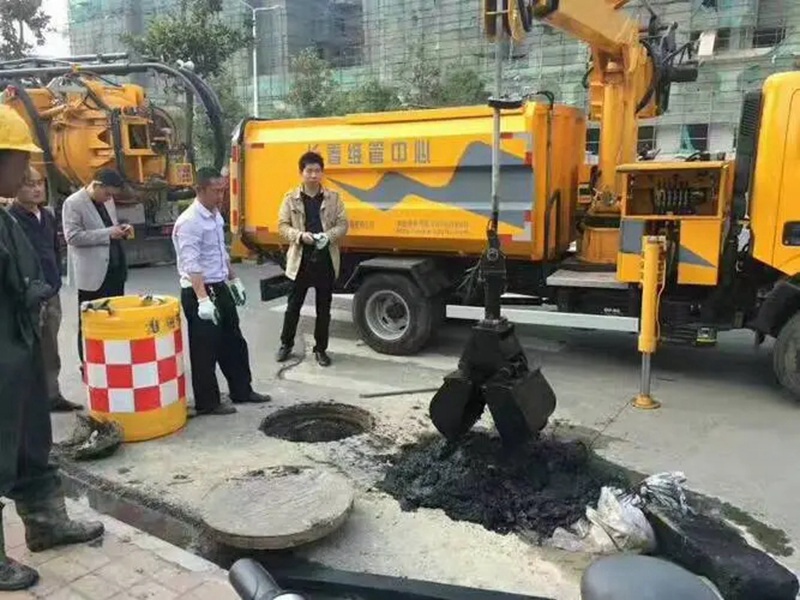 禹会街道：网格员化身“清道夫”，为民解忧疏通“堵心”化粪池