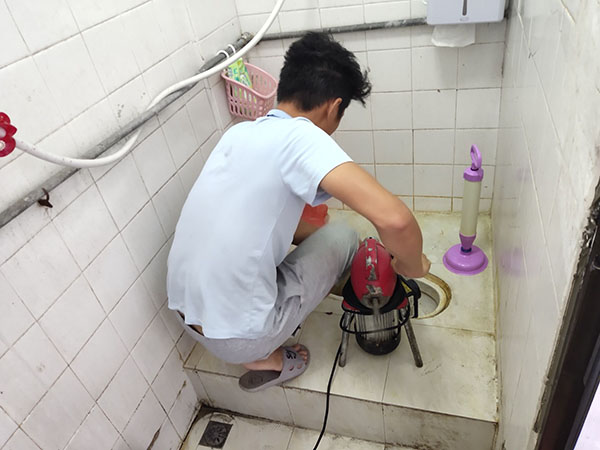 禹会肥皂掉到马桶里把马桶堵住了怎么办？马桶堵住了怎么办